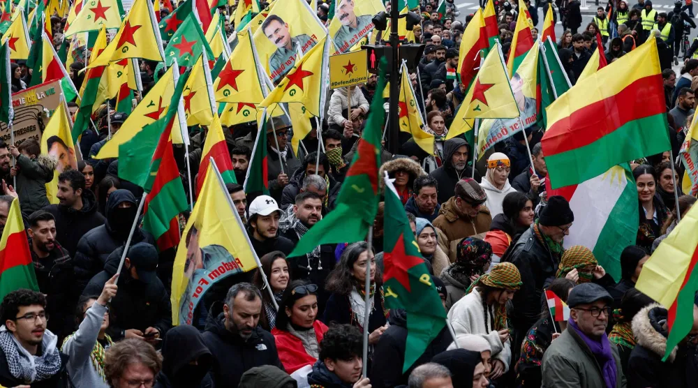 تظاهر آلاف الأكراد في مدينة القامشلي في شمال شرقي سوريا دعماً لـ«الوحدة الكردية» (أ.ف.ب)