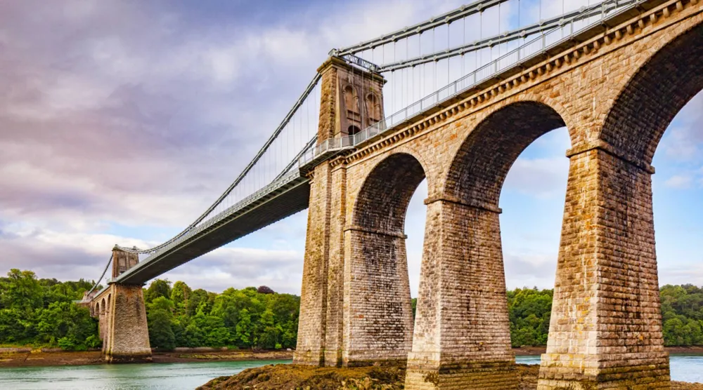 جسر ميناي من تصميم توماس تيلفورد في ويلز بالمملكة المتحدة (شاترستوك)