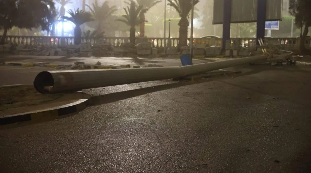 سقوط أعمدة إنارة بالعاصمة الليبية طرابلس (مديرية أمن طرابلس)