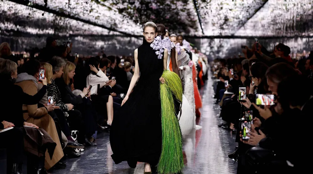 كانت تشكيلة آندرسون لـ«ديور» طبقاً دسماً من الأشكال المبتكرة (رويترز)