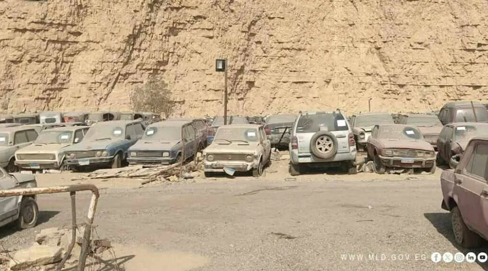 جانب من «مقابر السيارات» في القاهرة (وزارة التنمية المحلية)