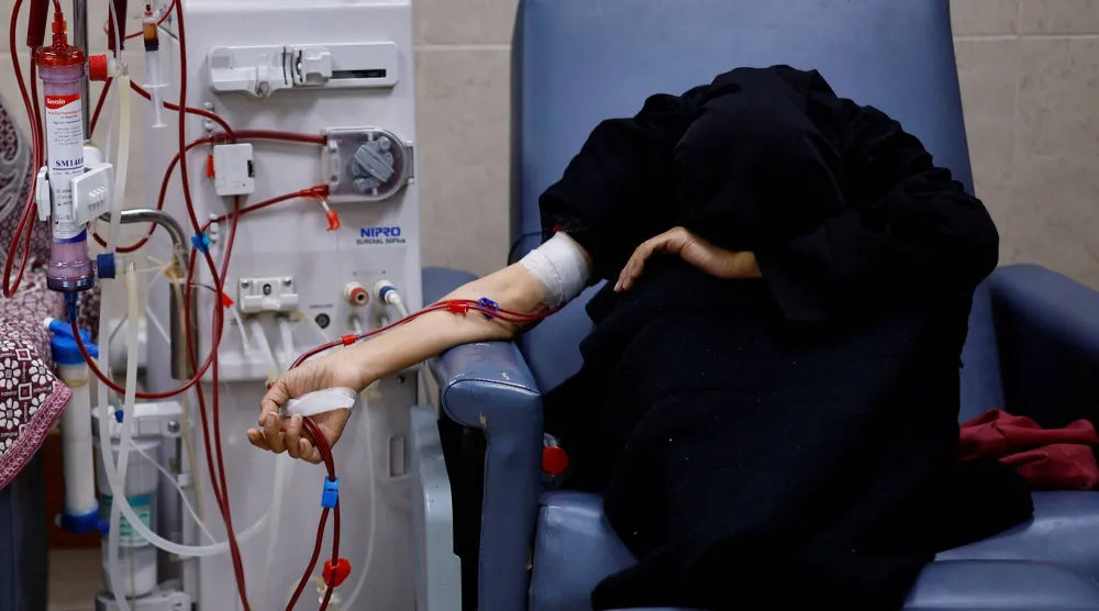 فلسطينية تعاني من الفشل الكلوي تخضع لجلسة غسيل الكلى في مستشفى بوسط غزة يوم الأحد وتأمل في مغادرة القطاع للعلاج عبر معبر رفح (رويترز)
