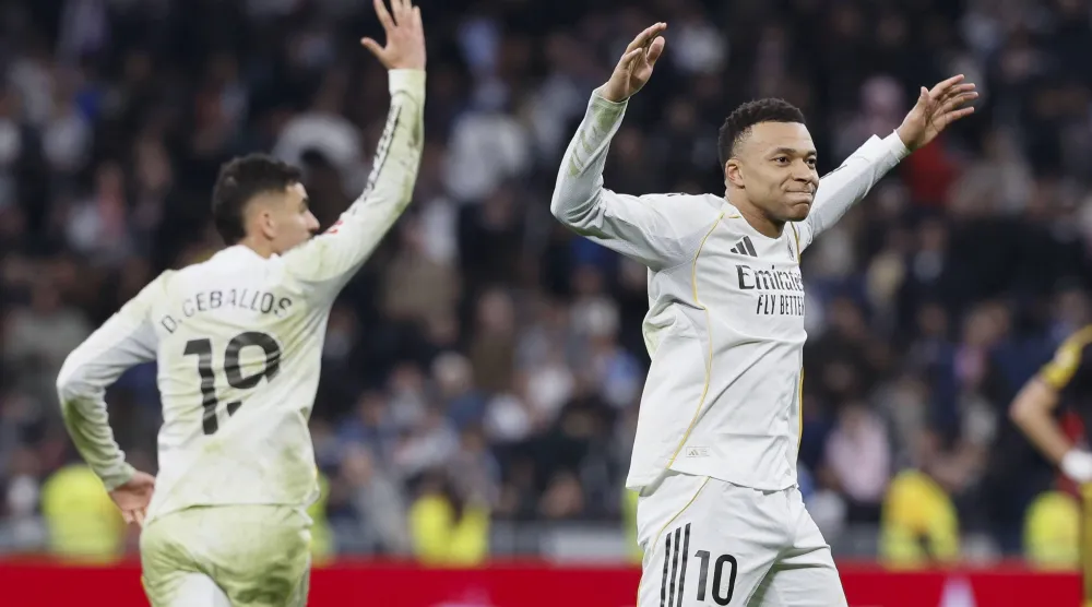 مبابي يحتفل بهدف الفوز القاتل في مرمى فاييكانو (إ.ب.أ) 