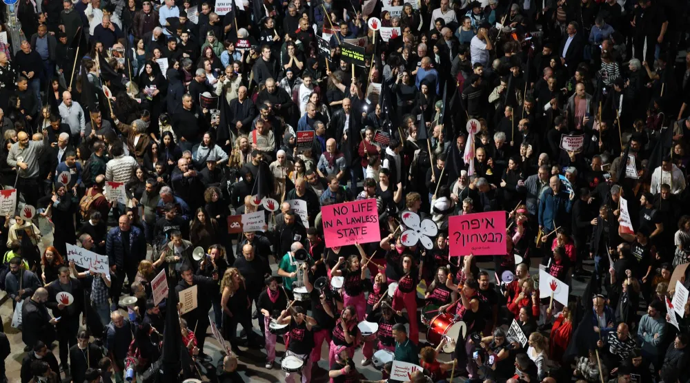 مشاركون في مسيرة احتجاجية ضد تفشي الجريمة بالمجتمعات العربية في إسرائيل في تل أبيب يوم السبت (إ.ب.أ)