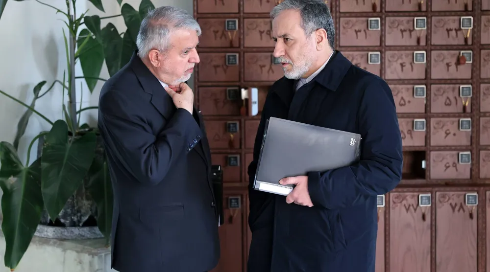 عراقجي يتحدث إلى رضا صالحي أميري وزير السياحة الذي شغل مناصب رفيعة في وزارة الاستخبارات على هامش اجتماع الحكومة الأربعاء (الرئاسة الإيرانية)