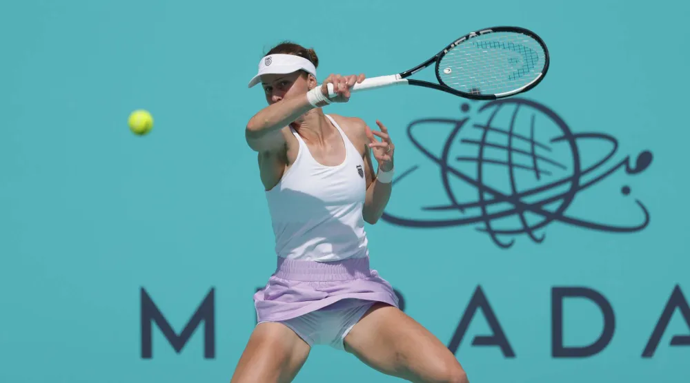 الروسية ليودميلا سامسونوفا تتقدم في أبوظبي (إ.ب.أ) 