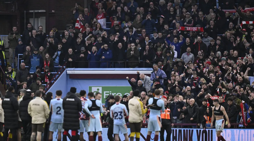 لاعبو برنتفورد يحتفلون مع جماهيرهم الزائرة بالفوز على فيلا (رويترز)