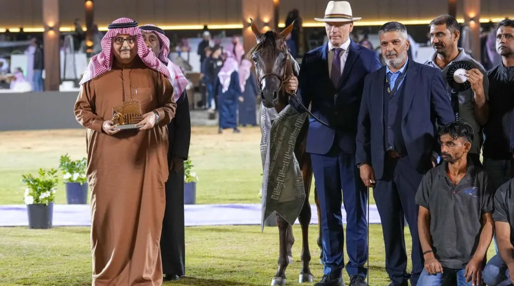 الأمير عبد العزيز بن أحمد بن عبد العزيز خلال التتويج بميداليات مربط عذبة (الشرق الأوسط)