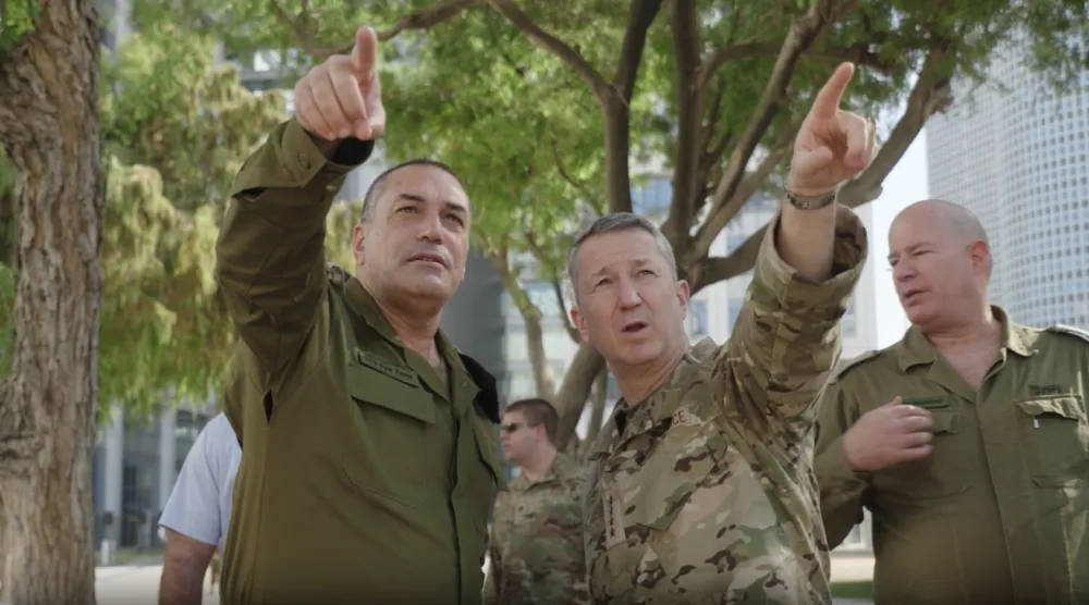 دان كين رئيس هيئة الأركان المشتركة الأميركية خلال زيارته إلى إسرائيل وبجواره إيال زامير رئيس هيئة الأركان بالجيش الإسرائيلي في الأول من نوفمبر (تشرين الثاني) 2025 (لقطة من فيديو للجيش الإسرائيلي)