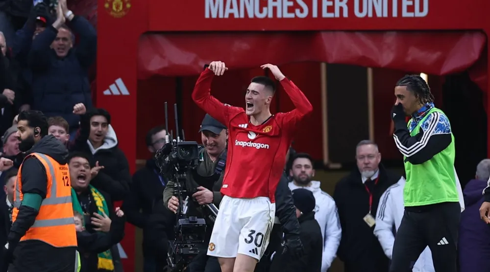 بنيامين سيسكو يحتفل بهدف الفوز القاتل في مرمى فولهام (إ.ب.أ)