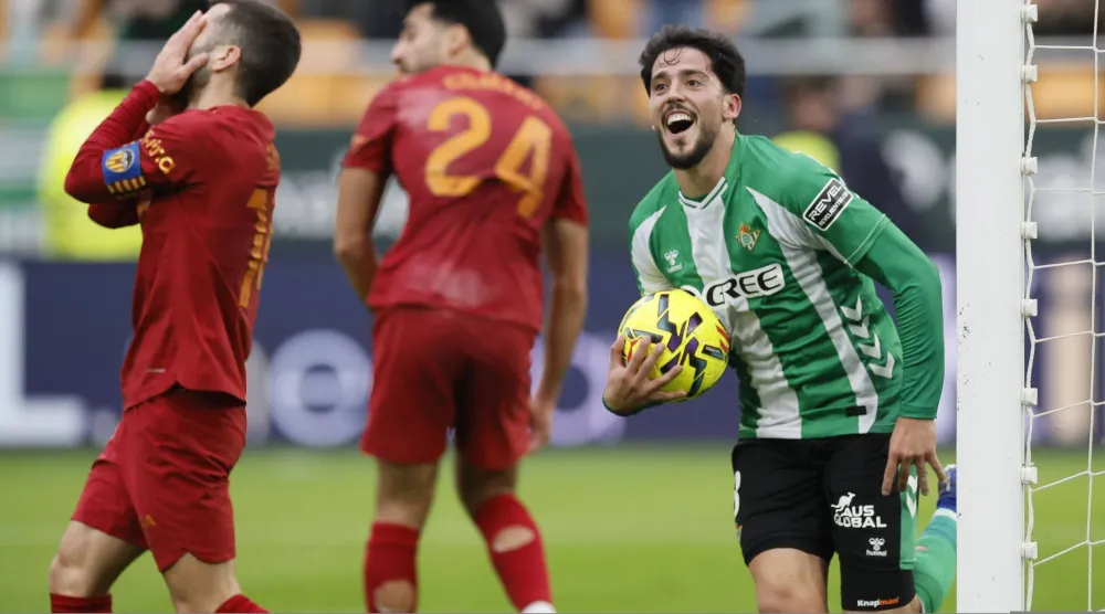 بابلو فورنالس يحتفل بهدف الفوز لبيتيس على فالنسيا (إ.ب.أ)