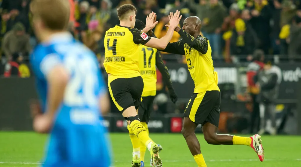 الغيني سيرهو جيراسي مهاجم بوروسيا دورتموند (يمين) يتلقى تهنئة زميله نيكو شوتلبيرغ (د.ب.أ)