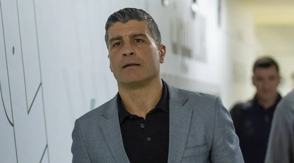 بيدرو إيمانويل مدرب الفيحاء (تصوير: عبد الرحمن السالم) 