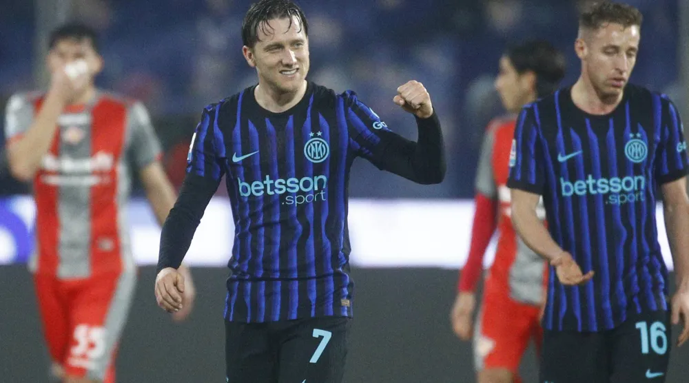 بيوتر زيلينسكي يحتفل بالهدف الثاني لإنتر في كريمونيزي (أ.ب)