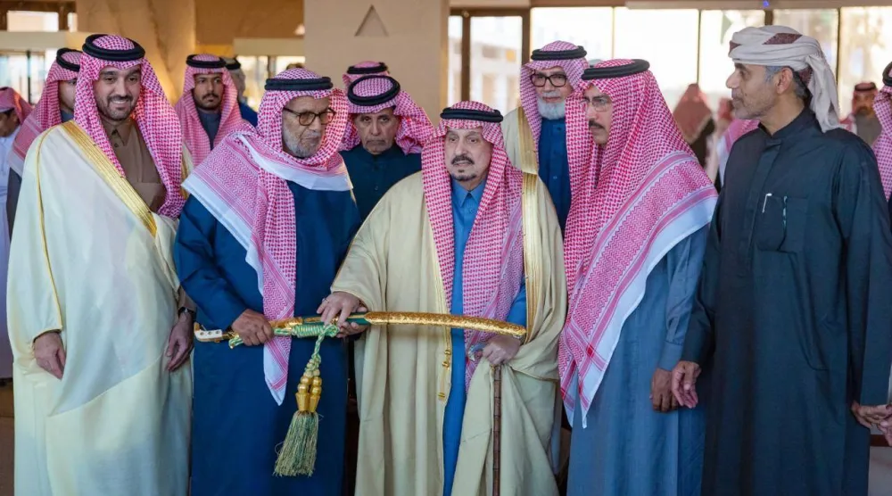 أمير منطقة الرياض الأمير فيصل بن بندر بن عبد العزيز في الحفل الختامي لمهرجان خادم الحرمين الشريفين للهجن في نسخته الثالثة (الشرق الأوسط)