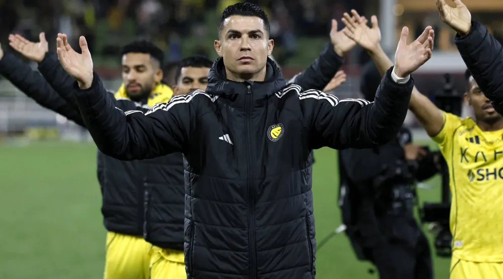 كريستيانو رونالدو خارج مواجهة النصر والرياض (رويترز)
