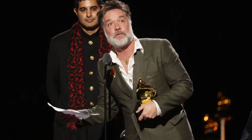  الموسيقي الأميركي الكندي روفوس وينرايت مستلماً جائزته (ا.ف.ب)