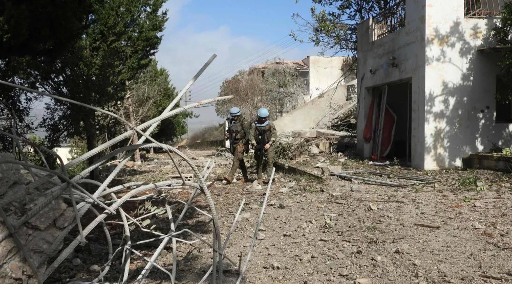 عناصر من «اليونيفيل» يتفقدون بيت ضيافة نسفته القوات الإسرائيلية في الخيام بجنوب لبنان (أ.ف.ب)