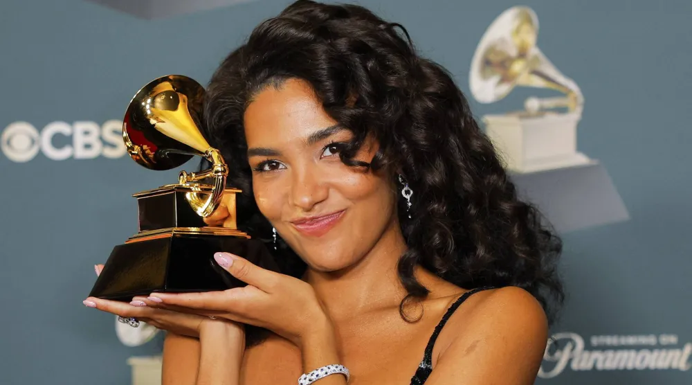 أوليفيا دين وجائزة أفضل فنانة جديدة (رويترز)