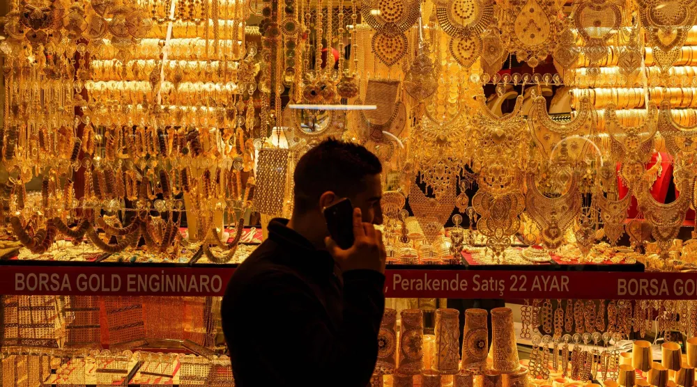 رجل يمر أمام محل لبيع الذهب في السوق الكبير بإسطنبول (أ.ف.ب)