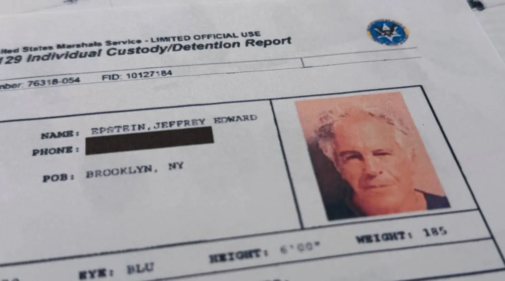 صورة مأخوذة يوم الأحد 1 فبراير 2026 لوثيقة ضمن ملفات جيفري إبستين نشرتها وزارة العدل الأميركية تُظهر التقرير الذي صدر عند اعتقال إبستين في 6 يوليو 2019 (أ.ب)