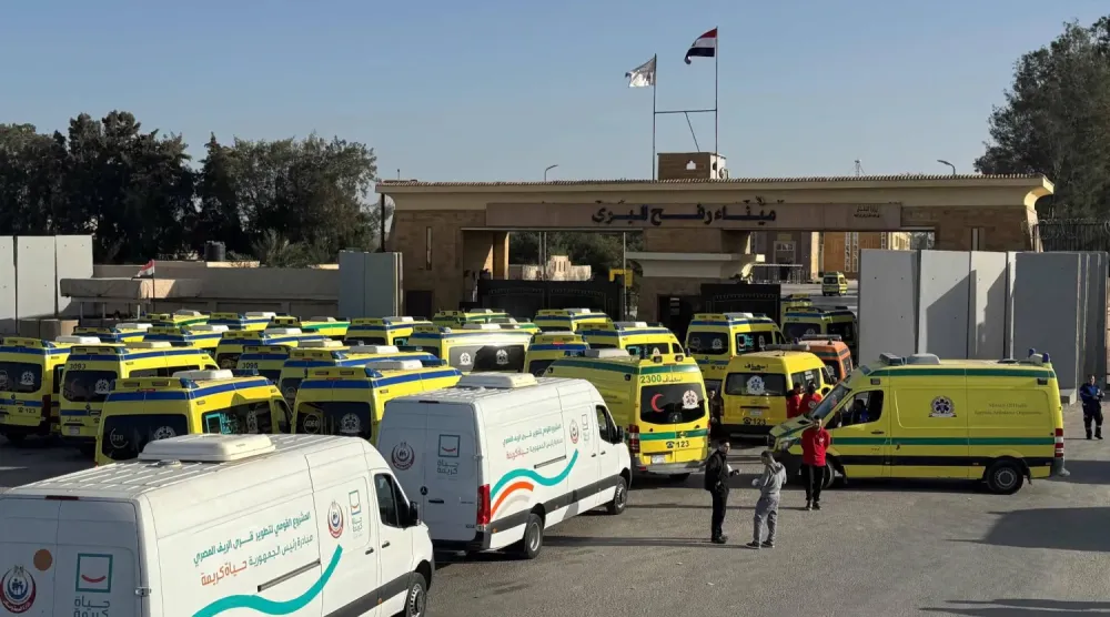 1 Şubat'ta Gazze Şeridi ile Refah sınır kapısının Mısır tarafında ambulanslar bekliyor (AFP)