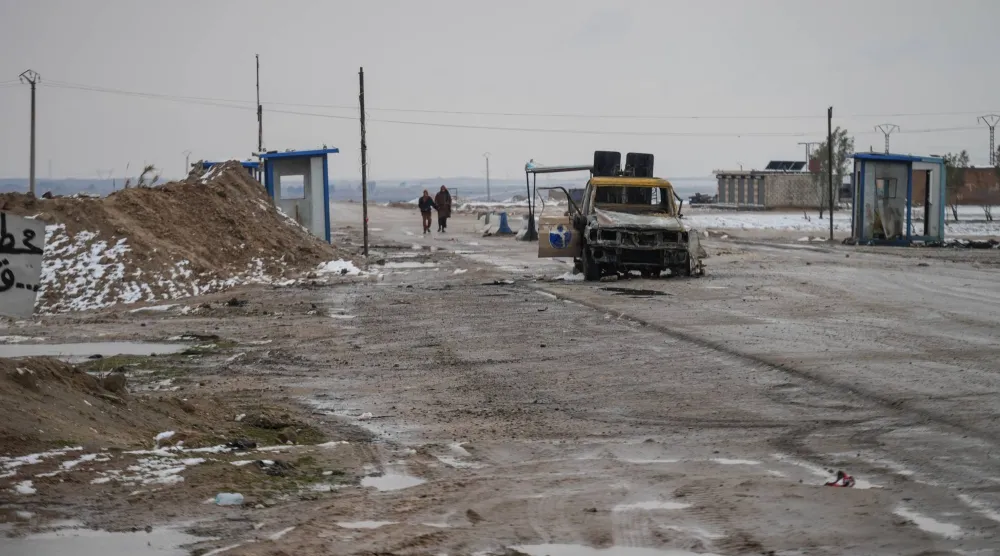 مركبات مدمرة على جانب الطريق بينما تنتشر عناصر من الجيش السوري بالقرب من خطوط المواجهة مع «قوات سوريا الديمقراطية (قسد)» على بُعد 9 كيلومترات من الحسكة شمال شرقي البلاد (إ.ب.أ)