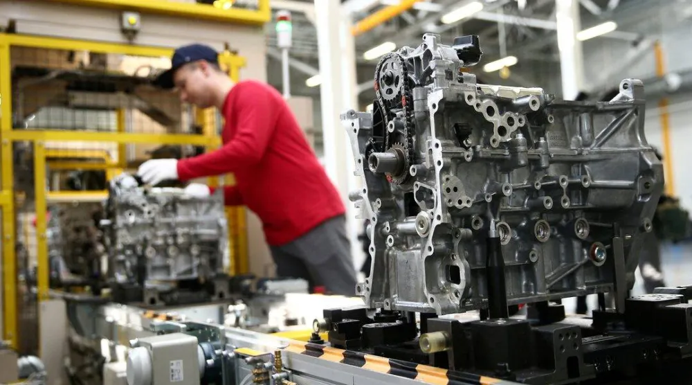 عامل يجمع محرك سيارة في مصنع «مازدا سوليرز» المشترك بفلاديفوستوك الروسية (أرشيفية- رويترز)