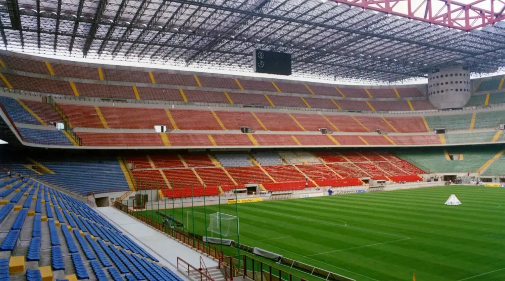 ملعب سان سيرو (رويترز)