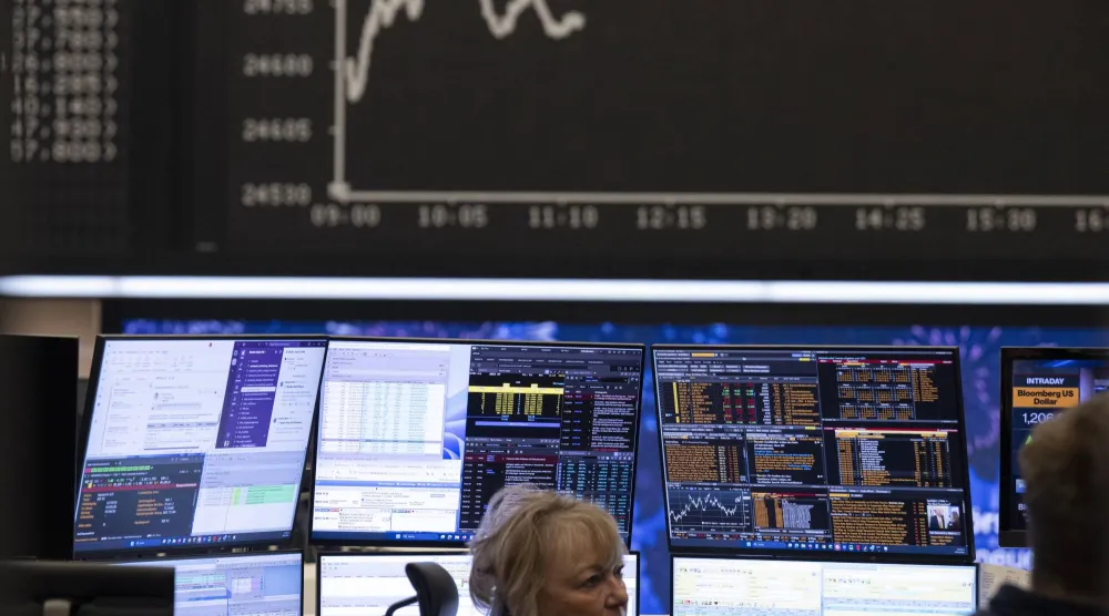 يتابع متداولو الأسهم اتجاه الأسعار على شاشاتهم في بورصة فرانكفورت (د.ب.أ)