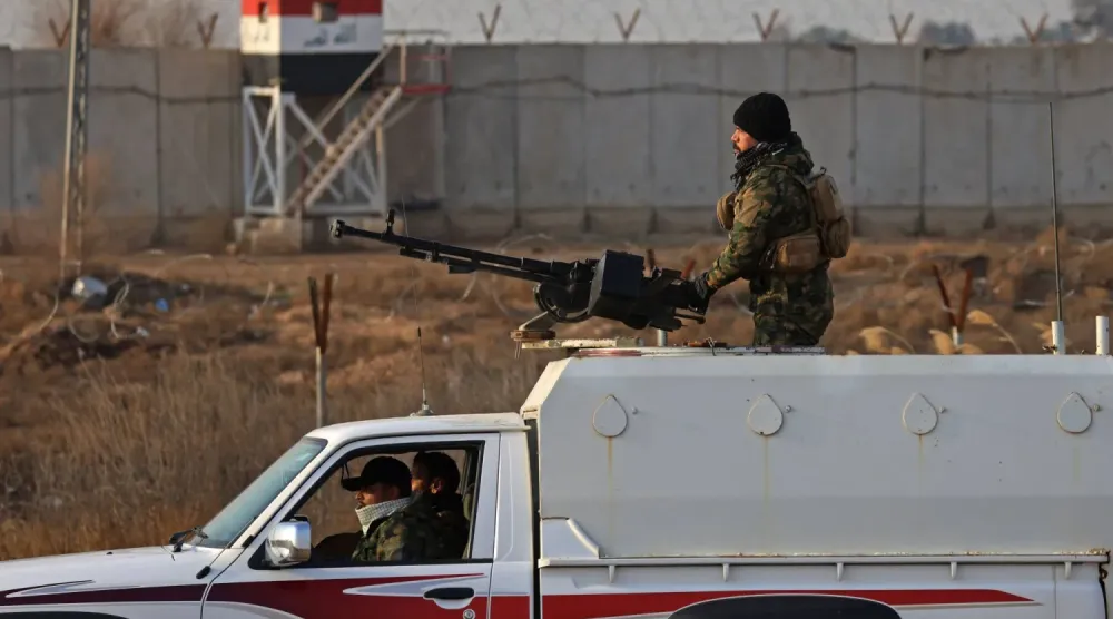  Irak'ın Kaym vilayetinde Suriye sınırındaki beton duvarda devriye gezen Haşdi Şabi Güçleri mensupları (AP)