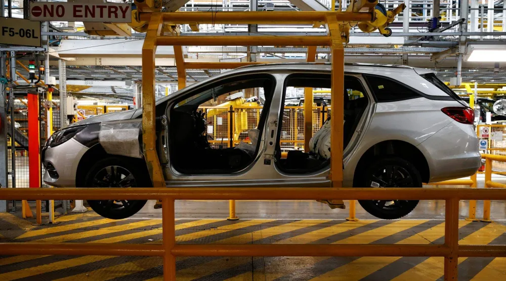 سيارة على خط الإنتاج بمصنع «فوكسهول» للسيارات في إليسمير بورت ببريطانيا (رويترز)