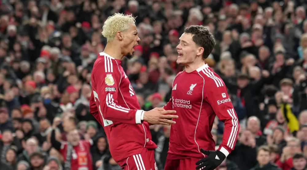 الانسجام بين هوغو إيكيتيكي وفلوريان فيرتز أصبح لافتاً وعلى إيزاك أن يشعر بالقلق حيال ذلك عند عودته (أ.ب)