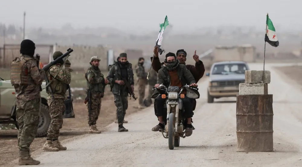 عناصر من لقوات الأمن السورية تدخل إلى مدينة الحسكة اليوم (رويترز)