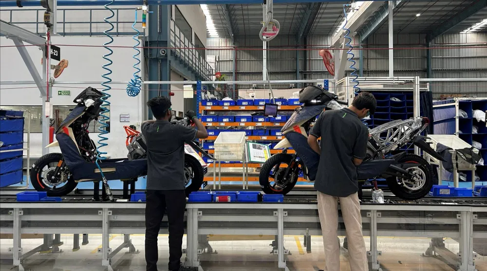 عمال في مصنع للدراجات النارية بولاية تاميل الهندية (رويترز)
