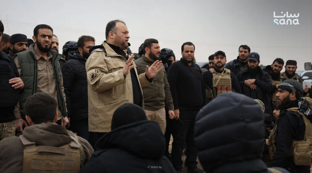 قائد الأمن الداخلي في محافظة الحسكة العميد مروان العلي يعطي توجيهاته لوحدات الأمن الداخلي خلال استعدادها لدخول المدينة صباح اليوم (سانا)