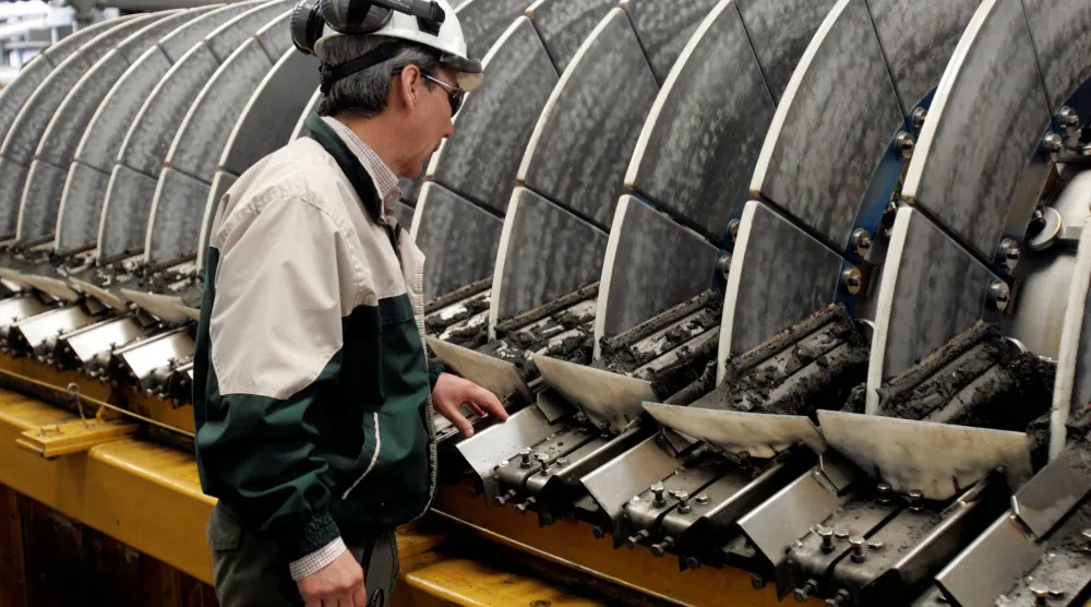 عامل يتفقد مركزات النحاس في ميناء بونتا تشونغو المستخدمة لتصدير النحاس من منجم لوس بيلامبريس الرئيسي (رويترز)