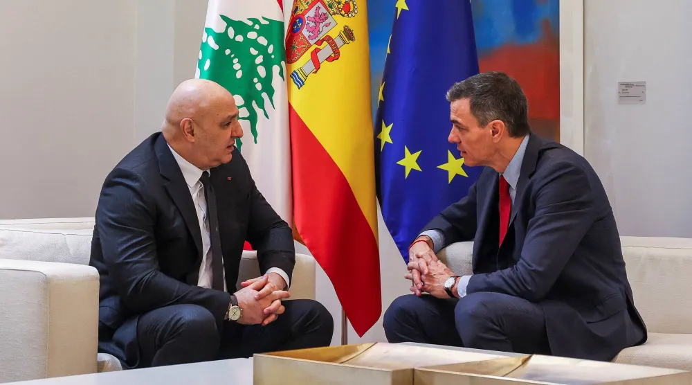 رئيس الحكومة الاسبانية بيدرو سانشيز يتحدث مع الرئيس اللبناني جوزيف عون خلال استقباله في مدريد (رويترز)