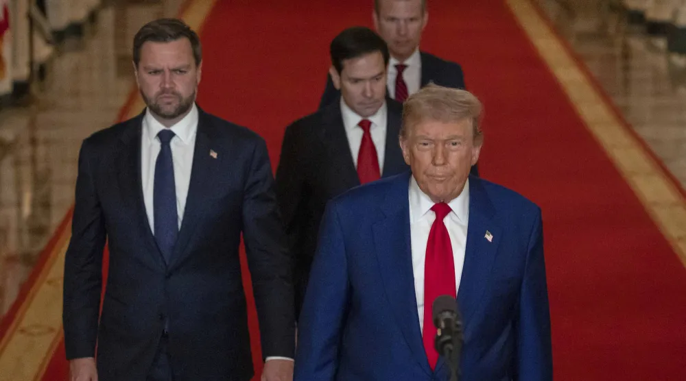 الرئيس دونالد ترمب يتحدث من الغرفة الشرقية للبيت الأبيض في واشنطن يوم السبت 21 يونيو 2025 بعد أن ضرب الجيش الأميركي 3 مواقع نووية وعسكرية إيرانية (أ.ب)