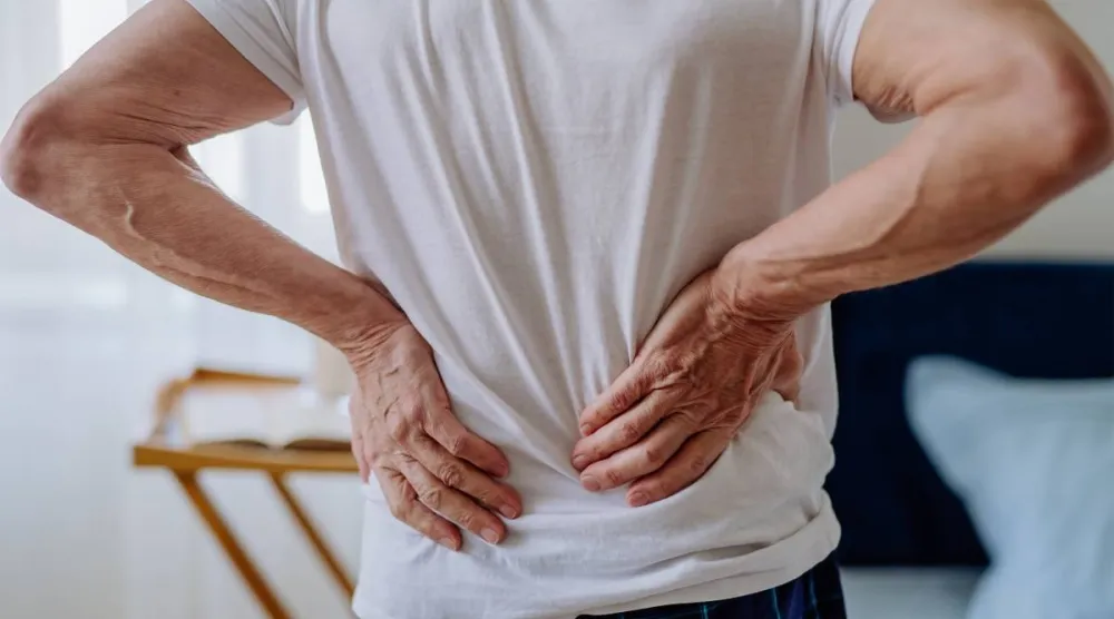 الجلوس لفترات طويلة يفاقم آلام أسفل الظهر (جامعة ميشيغان)