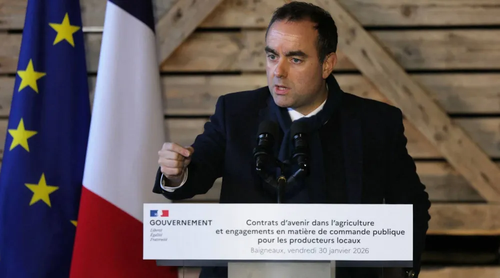 رئيس الوزراء الفرنسي سيباستيان لوكورنو خلال مؤتمر صحافي في بينيو بوسط فرنسا... 30 يناير 2026 (أ.ف.ب)