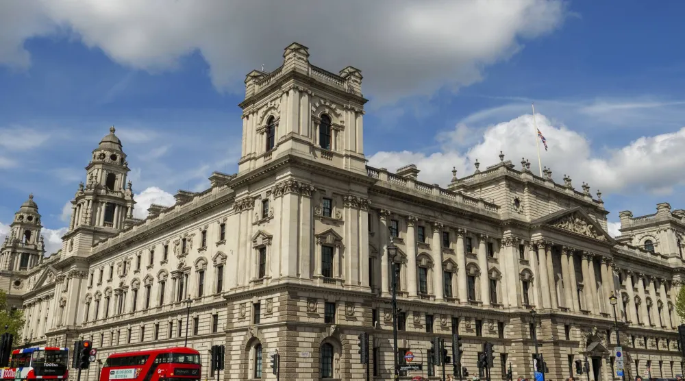 هيئة الإيرادات والجمارك الملكية ووزارة الخزانة البريطانية في وايتهول وسط لندن (غيتي)