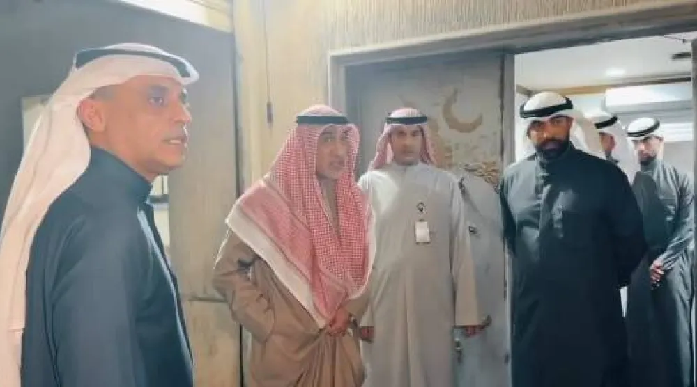 صورة بثتها وزارة الداخلية الكويتية يظهر فيها الشيخ فهد يوسف الصباح النائب الأول لرئيس مجلس الوزراء ووزير الداخلية يشرف على عملية ضبط العصابة  (الداخلية الكويتية)