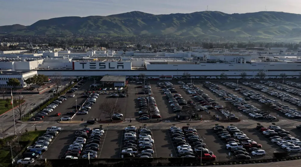 مصنع «تسلا» في فريمنت بكاليفورنيا (أ.ف.ب)