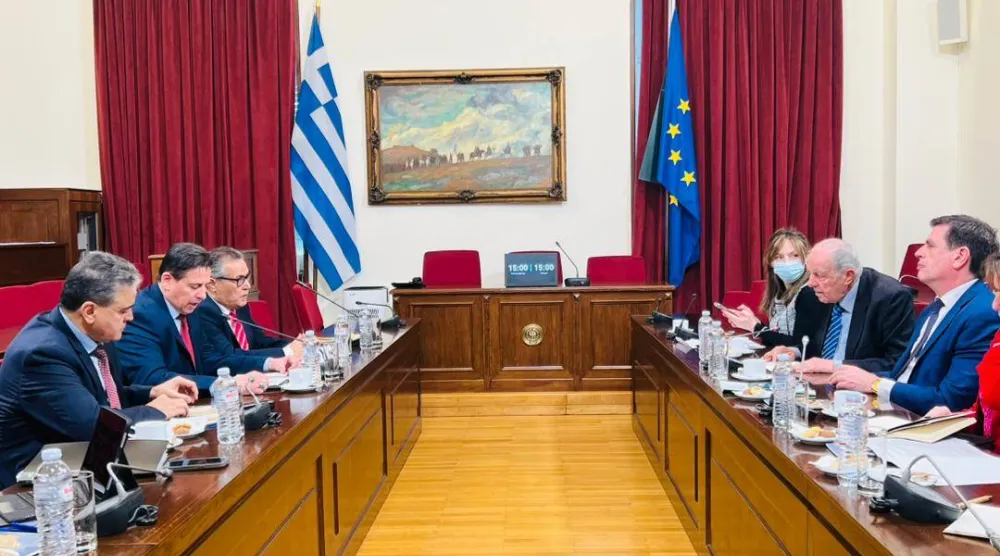 لجنة برلمانية ليبية معنية بملف الأموال المجمدة في لقاء سابق مع رئيس لجنة الدفاع بالبرلمان اليوناني يناير الماضي (مجلس النواب)