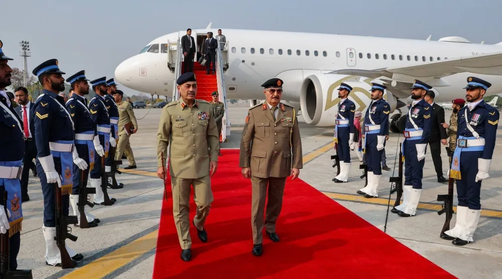 عاصم منير قائد الجيش الباكستاني يستقبل المشير خليفة حفتر القائد العام للقوات المسلحة الليبية في باكستان (الجيش الليبي عبر فيسبوك)