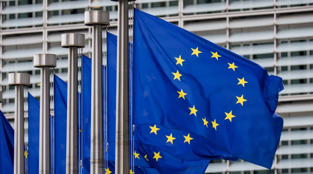 أعلام «الاتحاد الأوروبي» ترفرف أمام مبنى «المفوضية الأوروبية» في بروكسل (د.ب.أ)