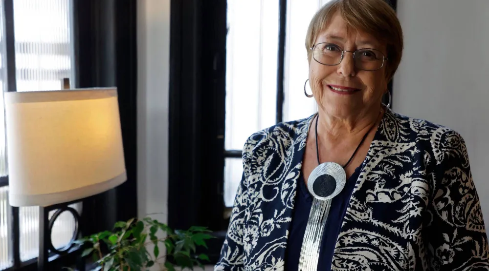 ميشيل باشليه رئيسة تشيلي السابقة خلال مقابلة مع «وكالة الصحافة الفرنسية» في سانتياغو... تشيلي 22 ديسمبر 2025 (أ.ف.ب)