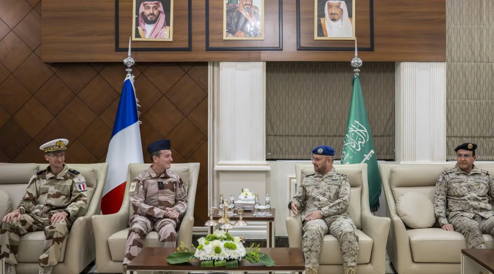 الفريق الأول الركن فياض الرويلي خلال استقباله الفريق الأول فابيان موندون في الرياض (واس)