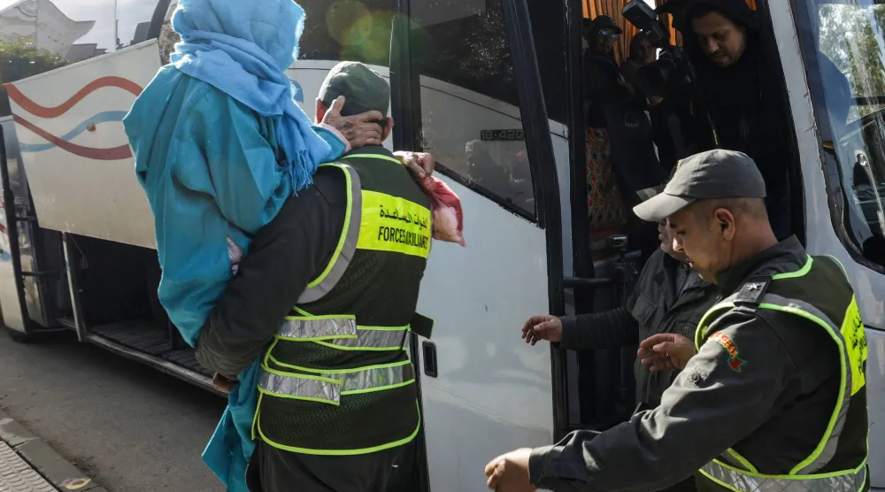 السلطات المغربية أجلت أكثر من 50 ألف شخص بعد أن هددت فيضانات ناجمة عن هطول أمطار غزيرة بإغراق مدينة القصر الكبير (أ.ف.ب)